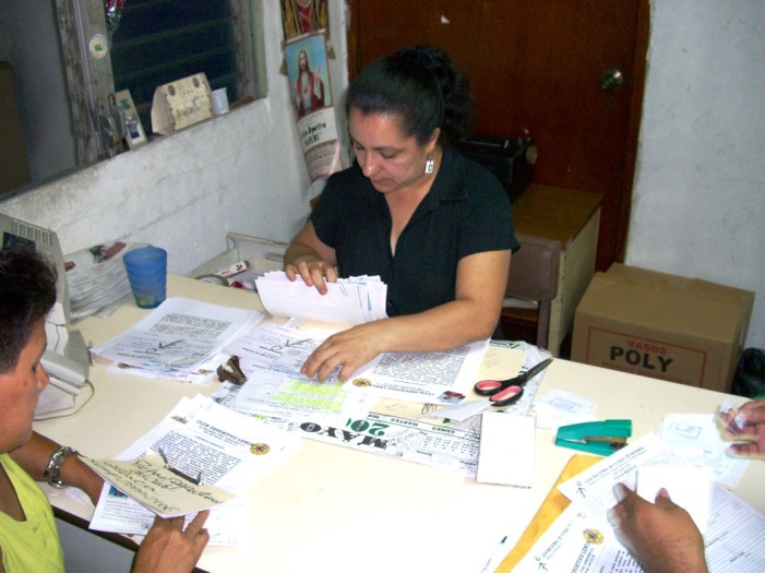 ２００６年８月。書類を確認する２部リーグの協会の人。