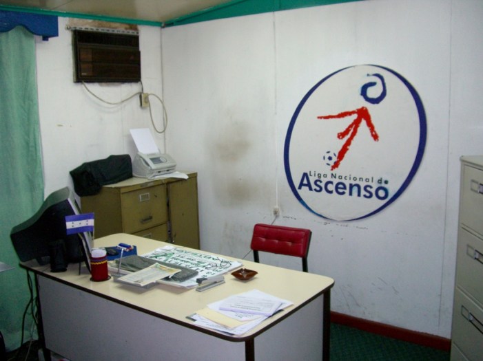 ２００６年８月。２部リーグ協会の事務所。