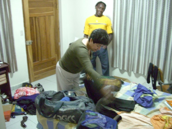 2006年11月。ジャマイカ行きの荷造りを手伝うカルメン。