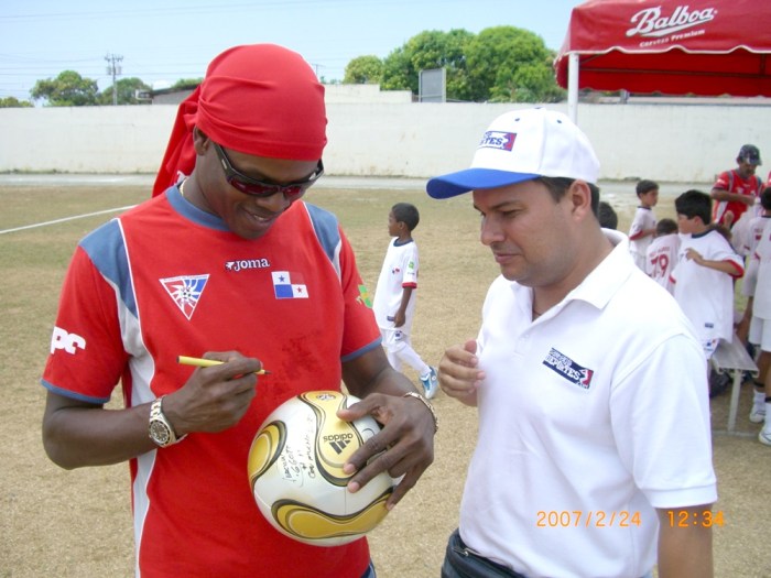 ２００７年２月２４日（土）サインするホルへ・デリー・バルデス。