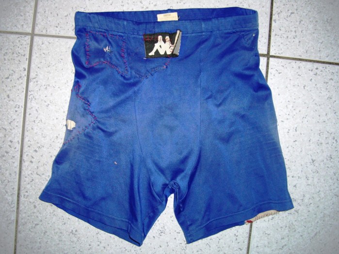 数々の修羅場を潜り抜けた、魂のスパッツ。２００６年、その役目を終え、ゴミになる…。（ホンジュラス）