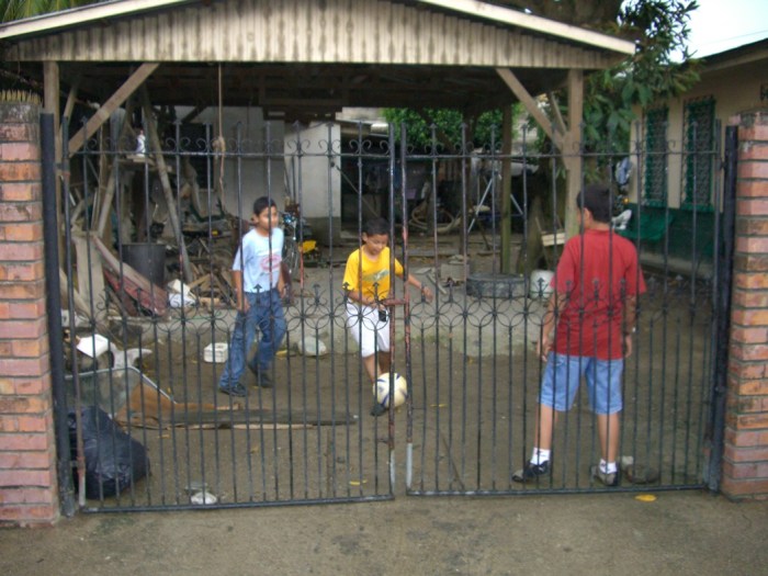 ２００６年9月。どこでもサッカー、ホンジュラス人の子供！