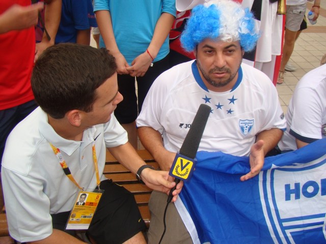 ２００８年８日（金）北京でベネズエラTV局のインタビューを受けるホンジュラス人！